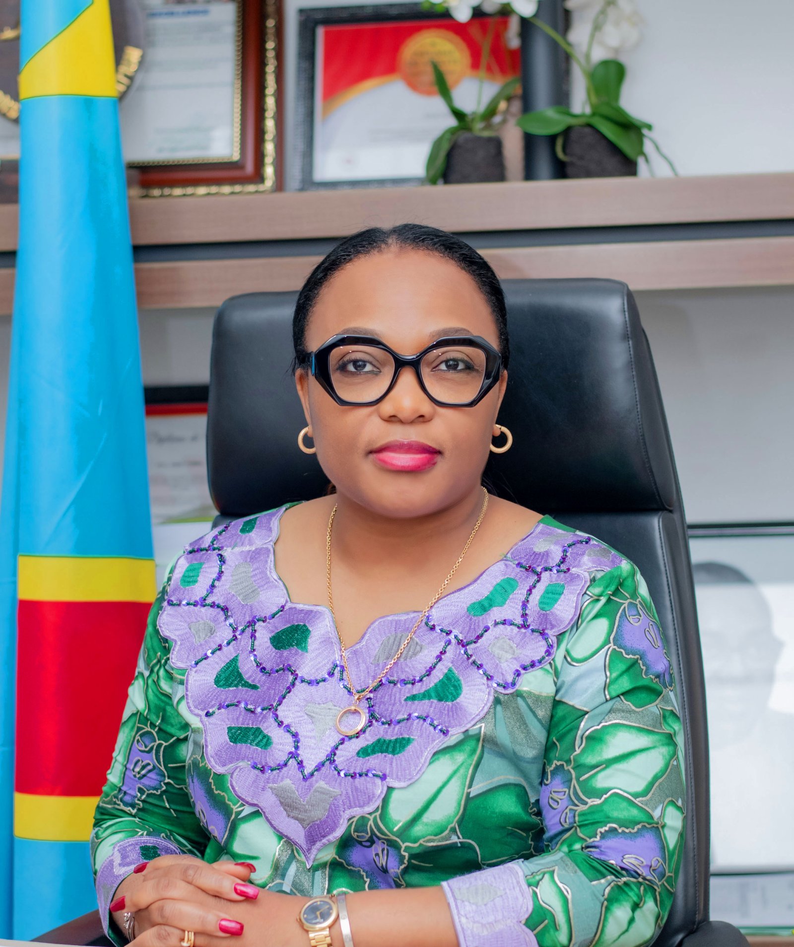 Portrait de Madame, directrice de l'Office National du Tourisme de la rd congo, engagée dans la promotion et développement du tourisme