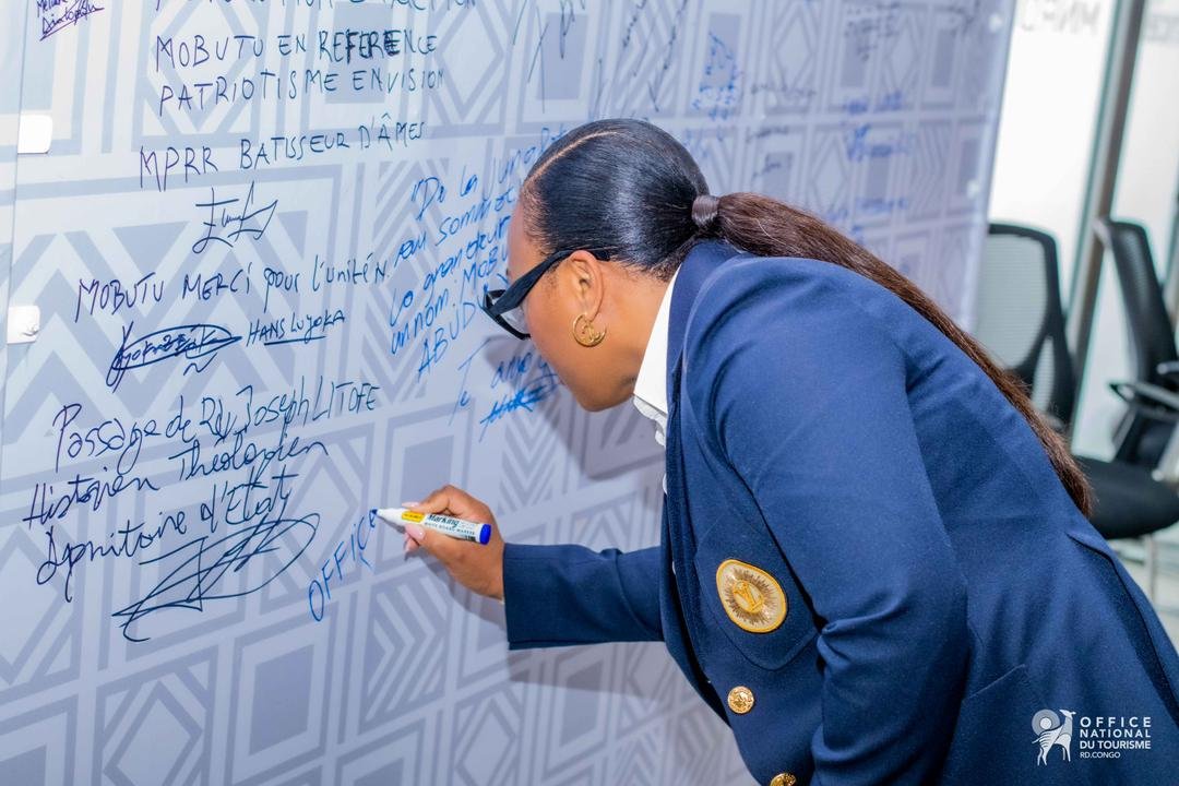 ont : isite de l’exposition MOBUTU par Directeur Général ONT